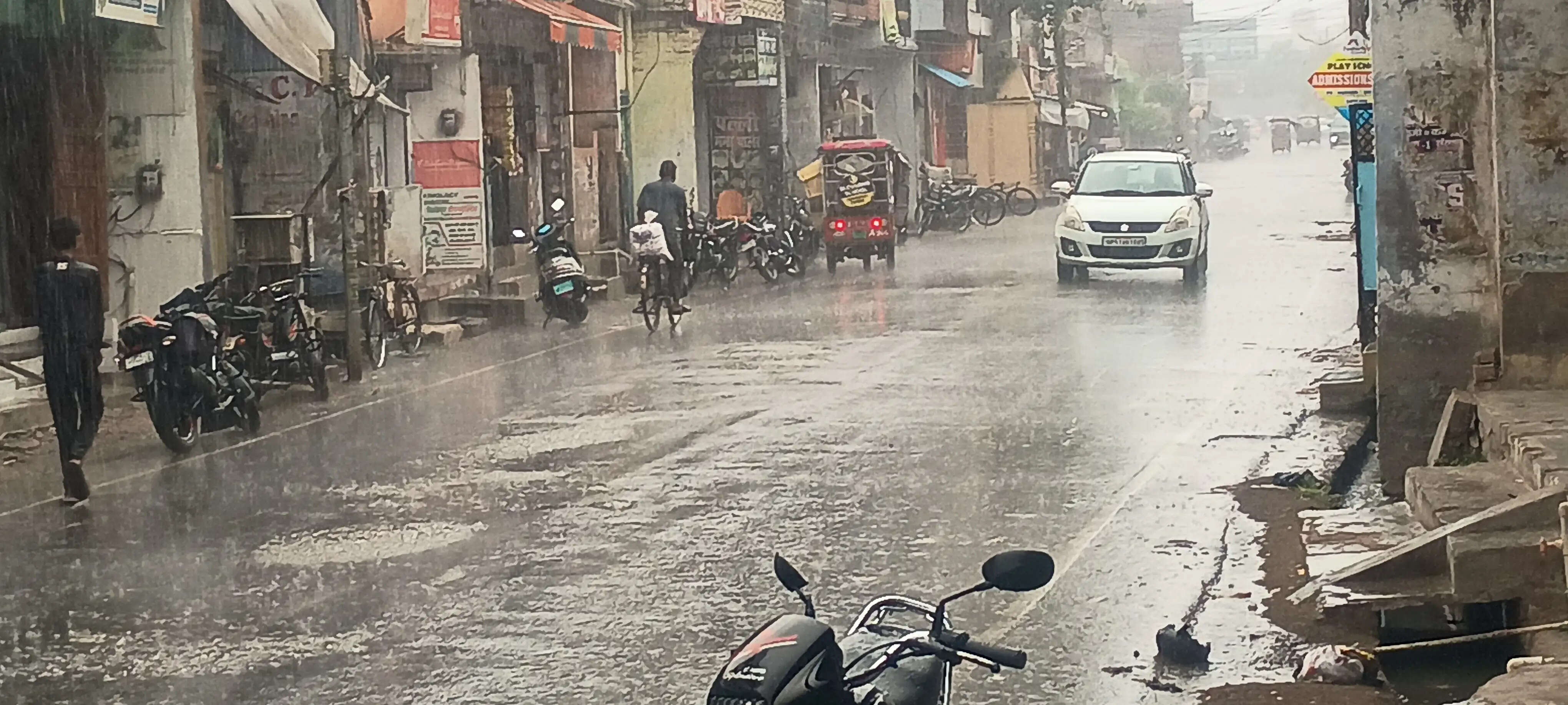 जौनपुर में आंधी-बारिश से मौसम हुआ सुहाना, तापमान में गिरावट से मिली गर्मी से राहत