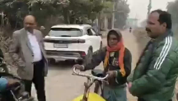 उर्वरकों की उपलब्धता एवं वितरण का स्थलीय निरीक्षण, किसान से की बातचीत