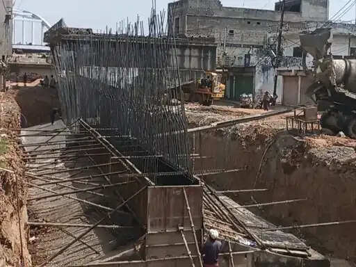 अनूपपुर: फ्लाईओवर निर्माण में कलेक्टर की अंतिम चेतावनी: ठेकेदार को 10 अप्रैल तक निर्माण में लाये गति