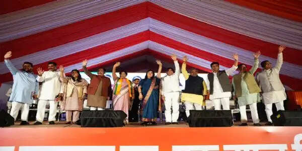 मुख्यमंत्री ने ‘प्रवास कार्यक्रम’ में गिनाईं सरकार की उपलब्धियां