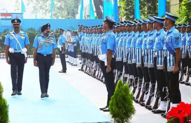 राष्ट्रीय युद्ध स्मारक पर मां के पैर छूकर वायु सेना प्रमुख ने किया सैल्यूट