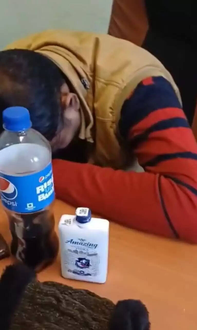 विश्वविद्यालय परिसर में शिक्षक का शराब पीने का वीडियो वायरल, सेवा समाप्त