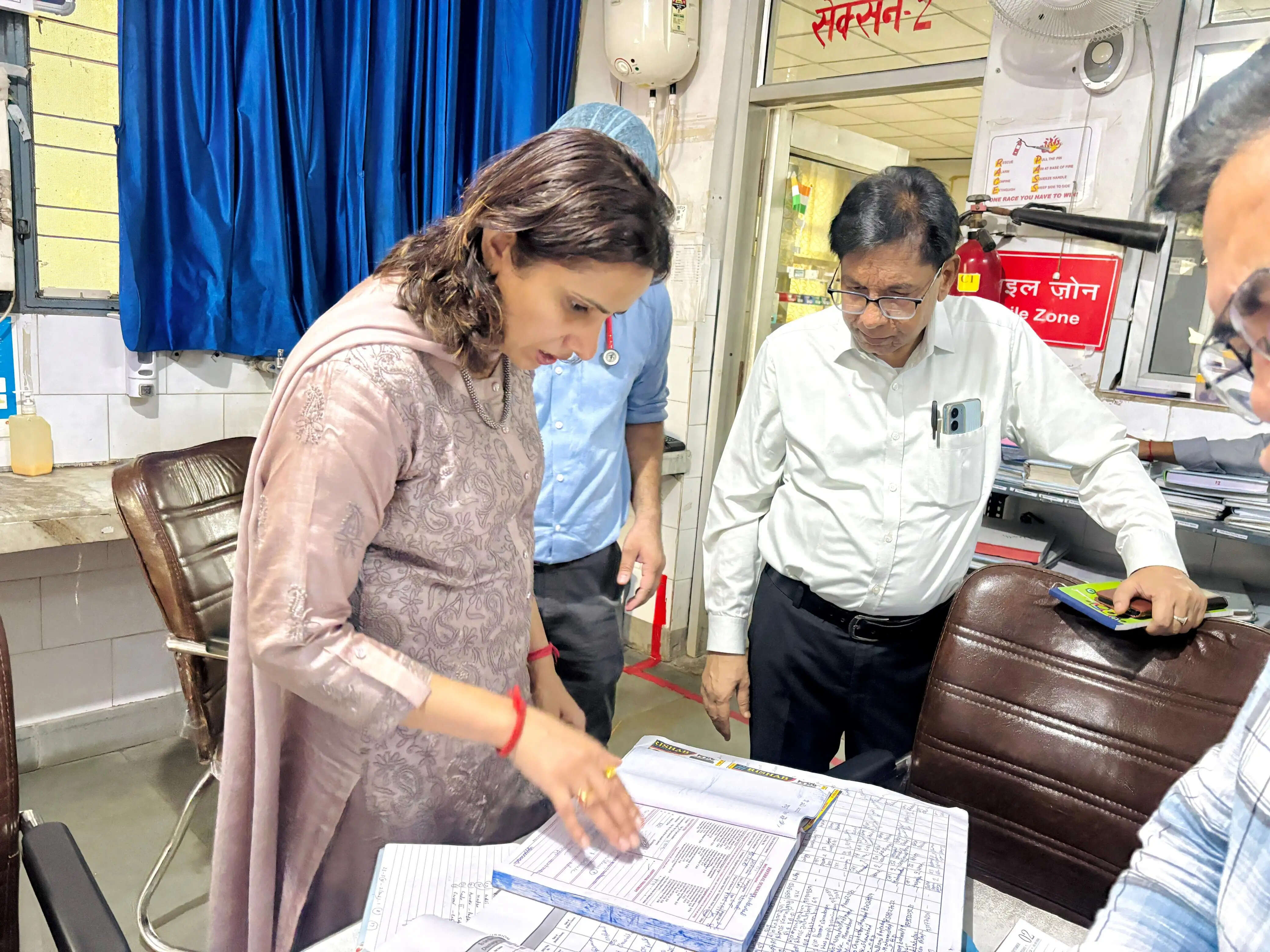 जिलाधिकारी ने जिला महिला चिकित्सालय का किया निरीक्षण, ऑपरेशन थिएटर के बाहर सर्जरी करने वाले चिकित्सकों की सूची चस्पा करने के निर्देश