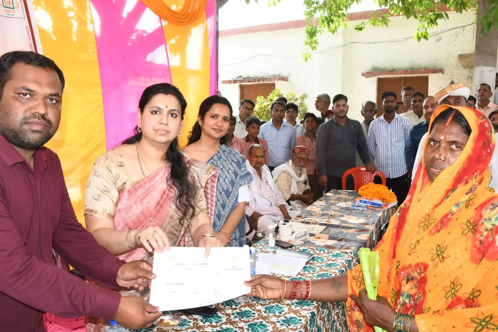 डीएम के विशेष अभियान से मूसहर बस्तियों में पहुंची सरकारी योजनाएं