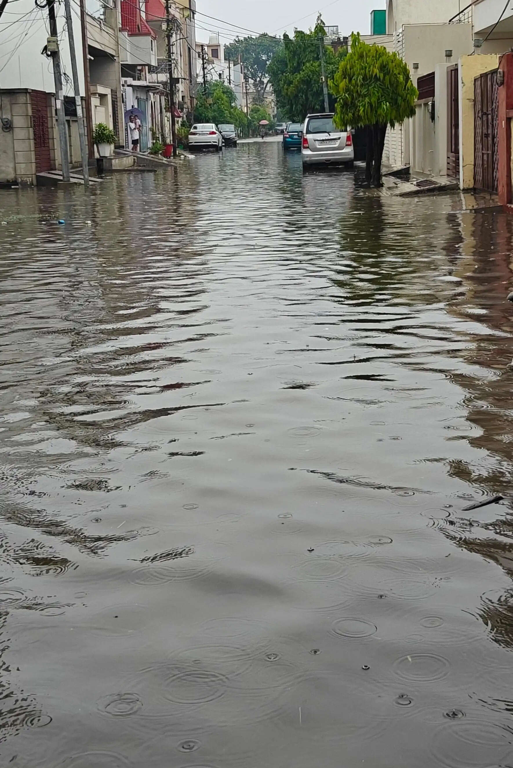 दाे घंटे की झमाझम बारिश से पीतलनगरी बनी जलनगरी, नगर निगम के दावों की खुली पोल