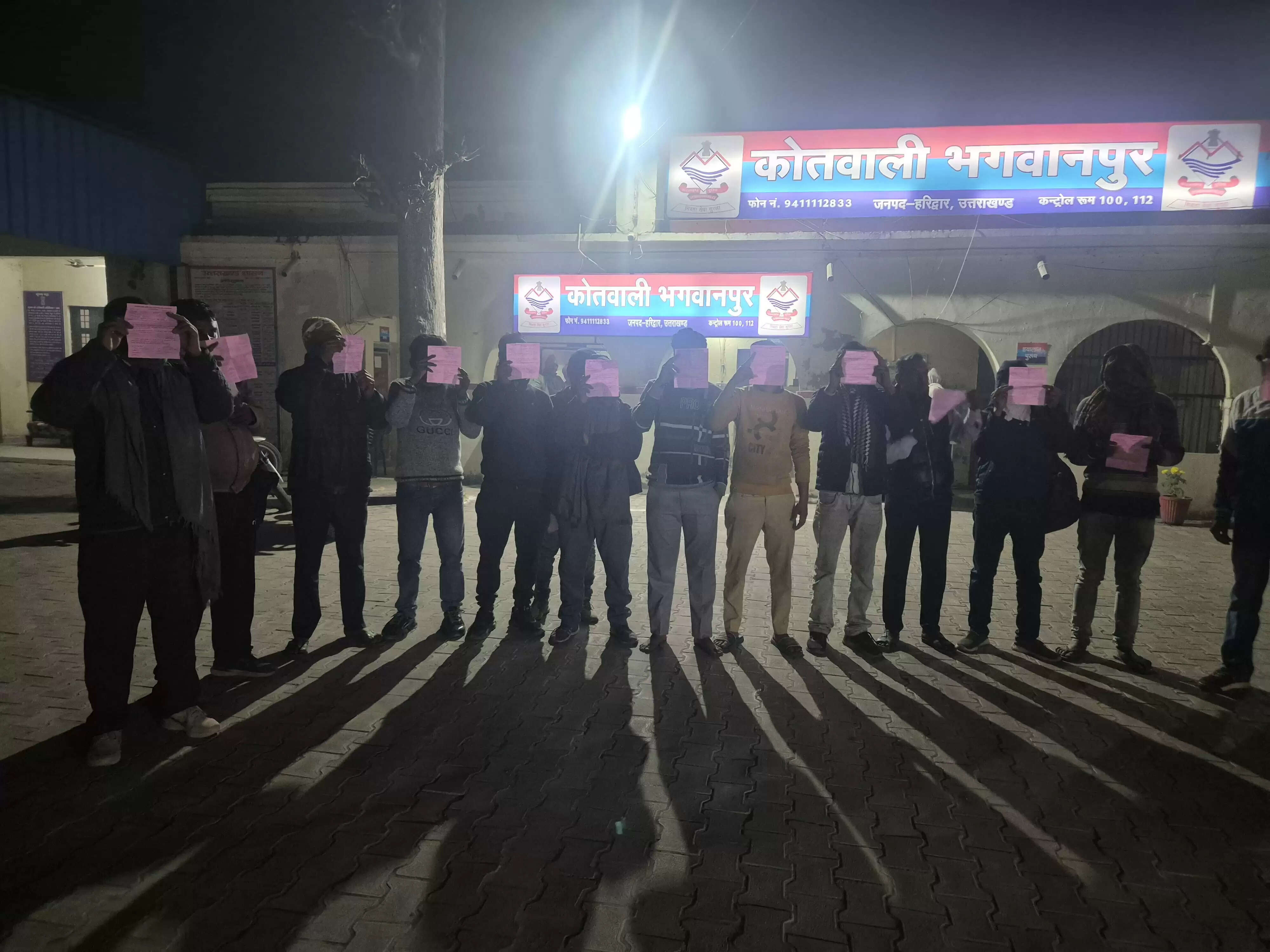 सड़क किनारे छलका रहे थे जाम,पुलिस ने 19 को लिया हिरासत में