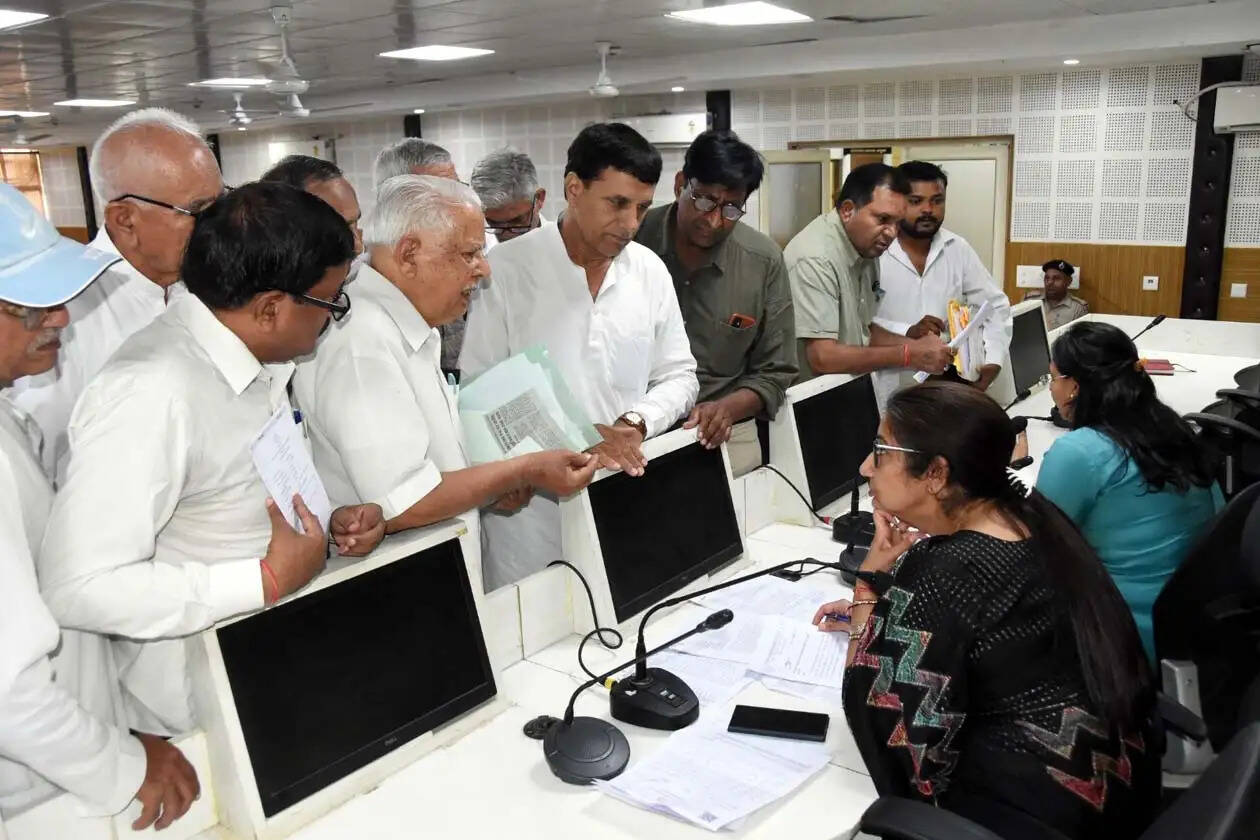 हिसार : रोडवेज कर्मचारियों की मांगों के समर्थन में सेवानिवृत्त कर्मचारियों ने सौंपा ज्ञापन