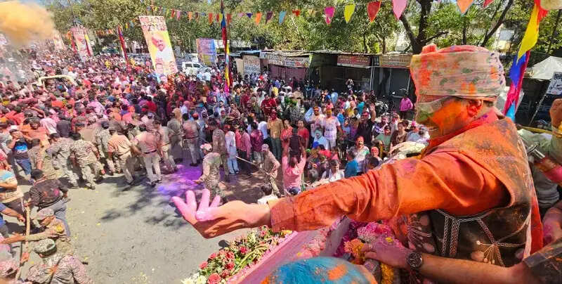 मप्रः मुख्यमंत्री डॉ. यादव ने रंग पंचमी पर उज्जैन में खेली फूलों की होली