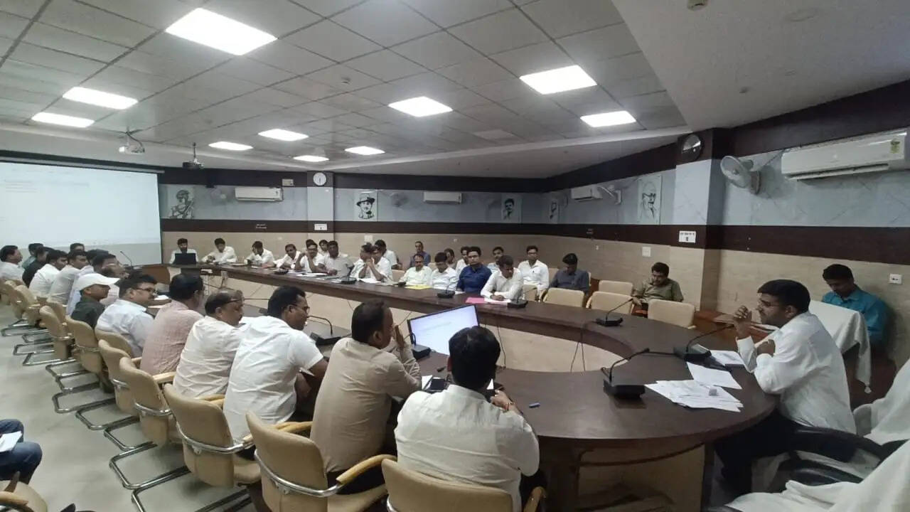 गोरखपुर में विकास परियोजनाओं को लेकर डीएम की सख्ती