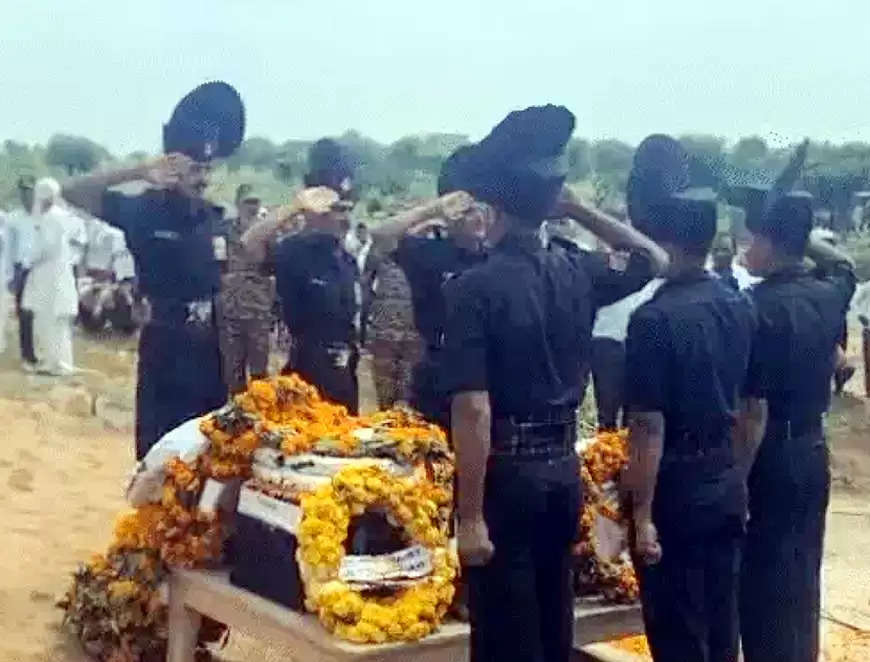 महाराष्ट्र में कमांडो ट्रेनिंग के दौरान शहीद हुए विजय कुमार काे पंद्रह महीने के बेटे लक्षित ने दी मुखाग्नि