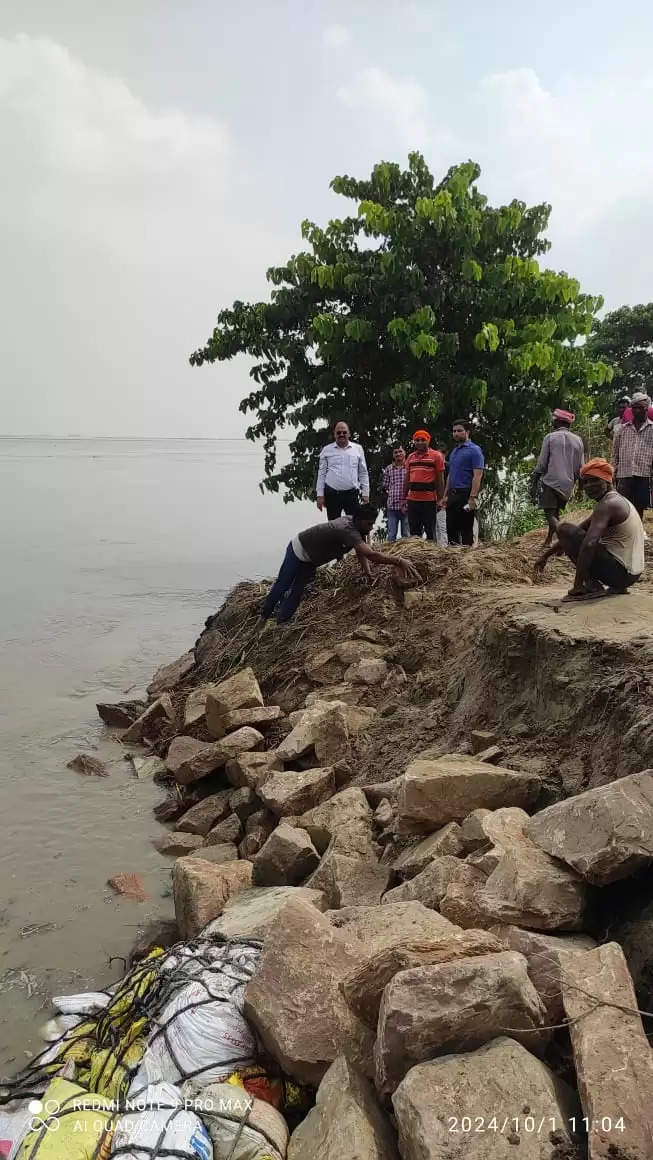 कुशीनगर में नारायणी नदी के एपी बांध का टाप व स्लोप कटा,ग्रामीणों में दहशत