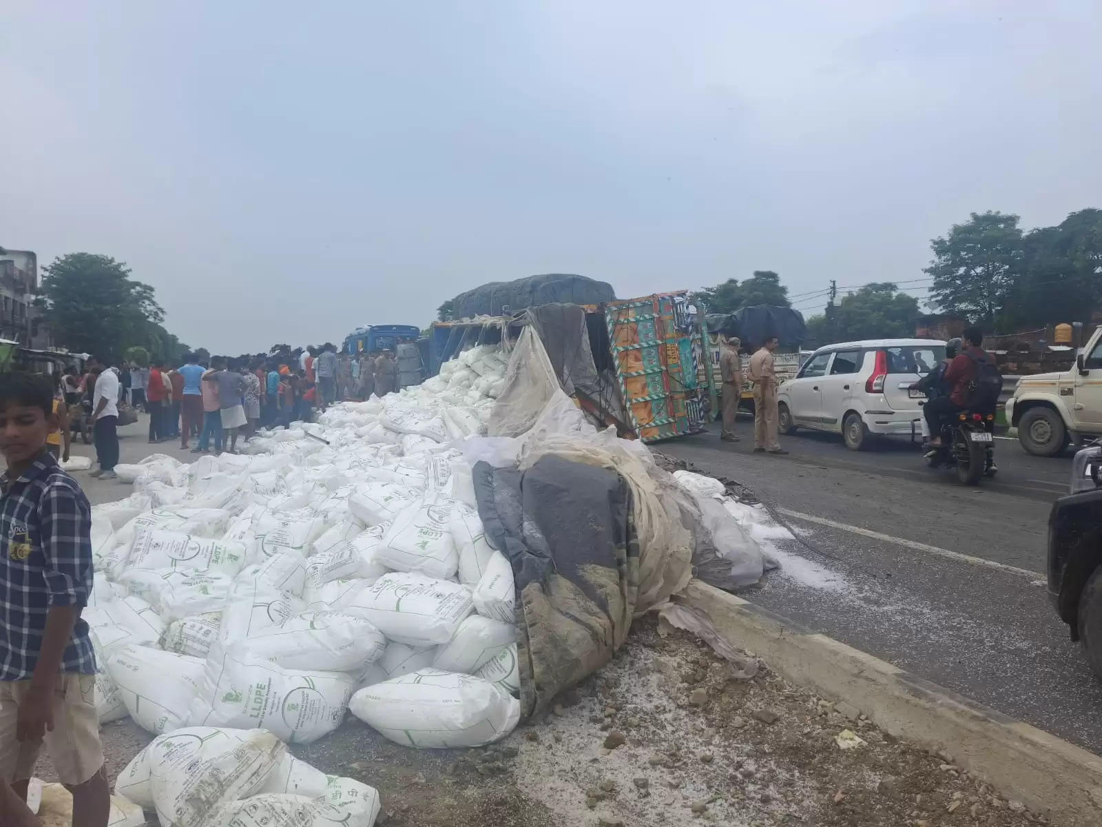 लखनऊ अयोध्या राष्ट्रीय राजमार्ग पर पलटा ट्रक, चालक खलासी घायल