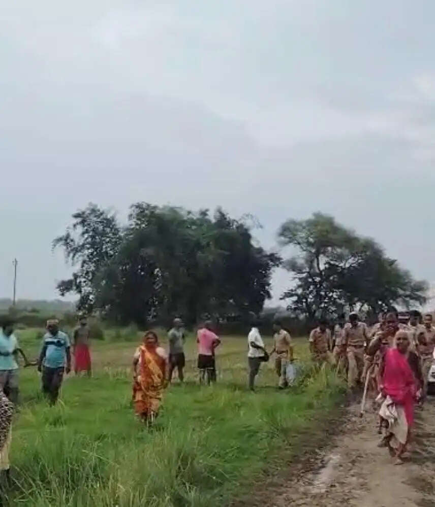 देवरिया में भूमि विवाद की जांच के दौरान बुजुर्ग की मौत, ग्रामीणों के प्रदर्शन के बाद आरोपितों के खिलाफ मुकदमा दर्ज