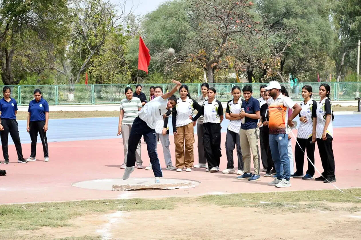 हिसार : शिक्षा के साथ-साथ खेलकूद प्रतियोगिताओं में भी बढ़-चढ़ कर भाग लें विद्यार्थी : प्रो. बीआर कम्बोज