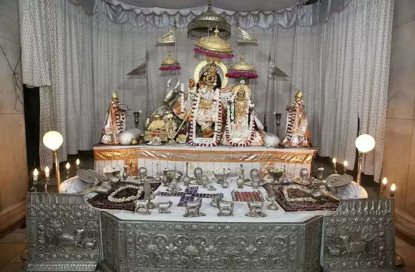 शरद पूर्णिमा पर आसमान से बरसा अमृत, मंदिरों में सजी धवल झांकी