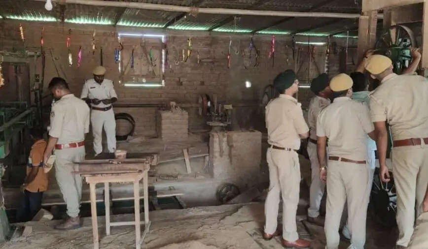 अवैध आरा मिल पर वन विभाग की कार्रवाई, लाखों की कीमती लकड़ियां और उपकरण जब्त