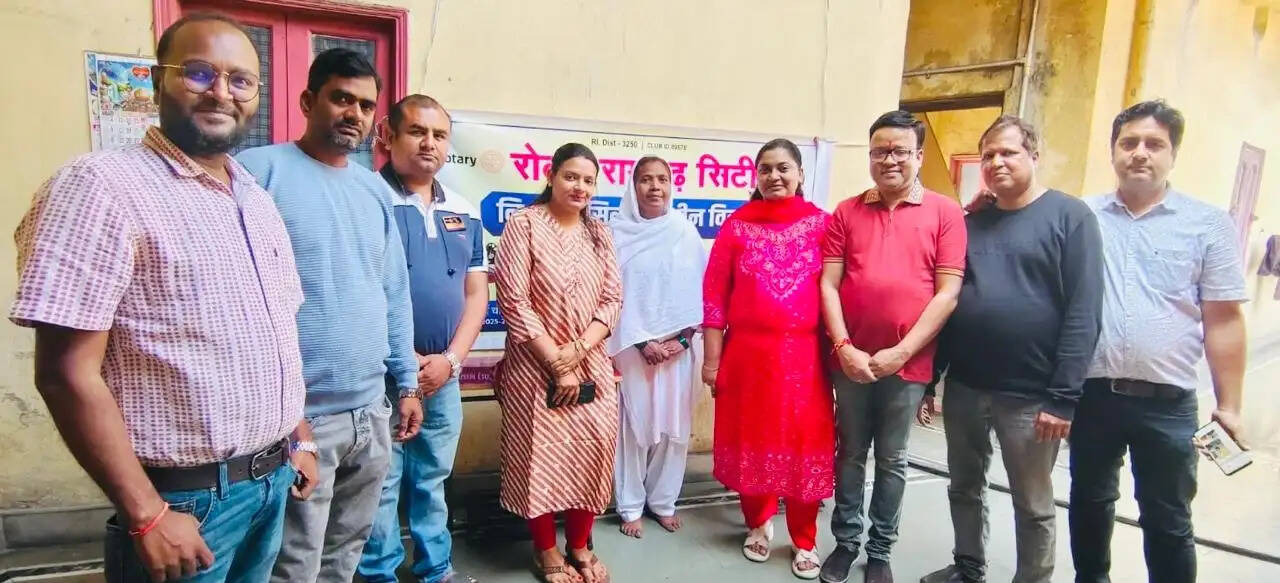 रोटरी रामगढ़ सिटी ने दी मिहला काे इंटरलॉक मशीन