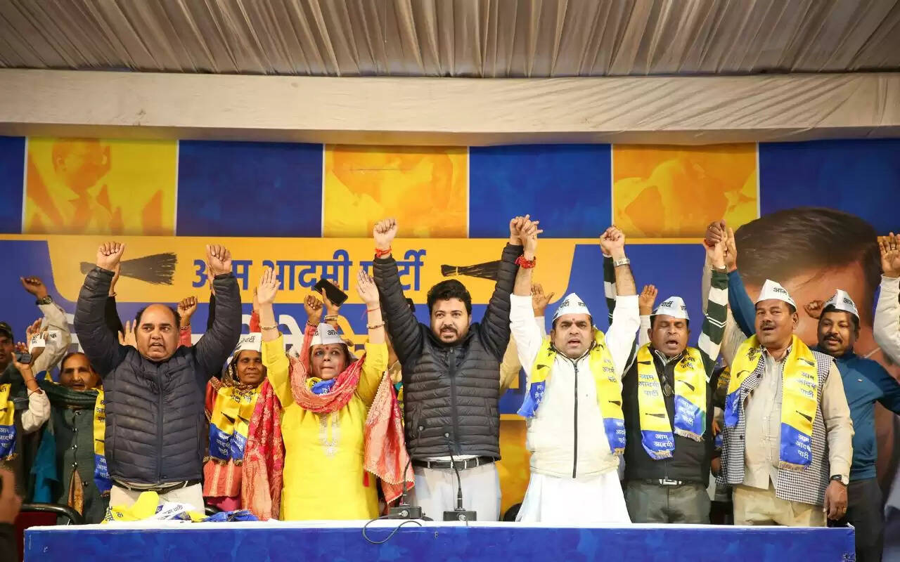 ‘अपना पूर्वांचल’ संस्था के संचालक आकाश शर्मा और राजेंद्र नगर वार्ड से भाजपा की महिला ब्लॉक अध्यक्ष&nbsp;आआपा&nbsp;में&nbsp;हुई&nbsp;शामिल