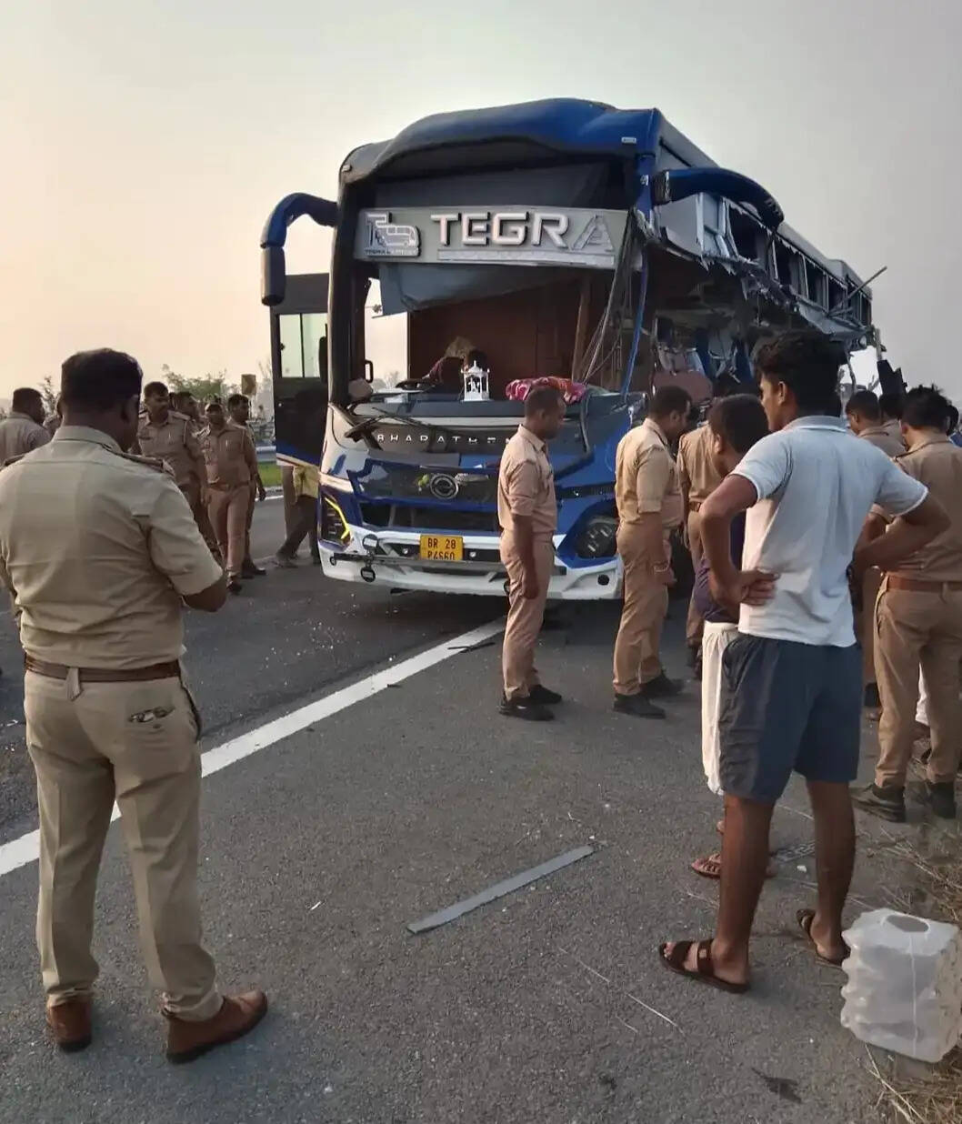अम्बेडकरनगर सड़क हादसे में चार यात्रियों की मौत, तीन घायल