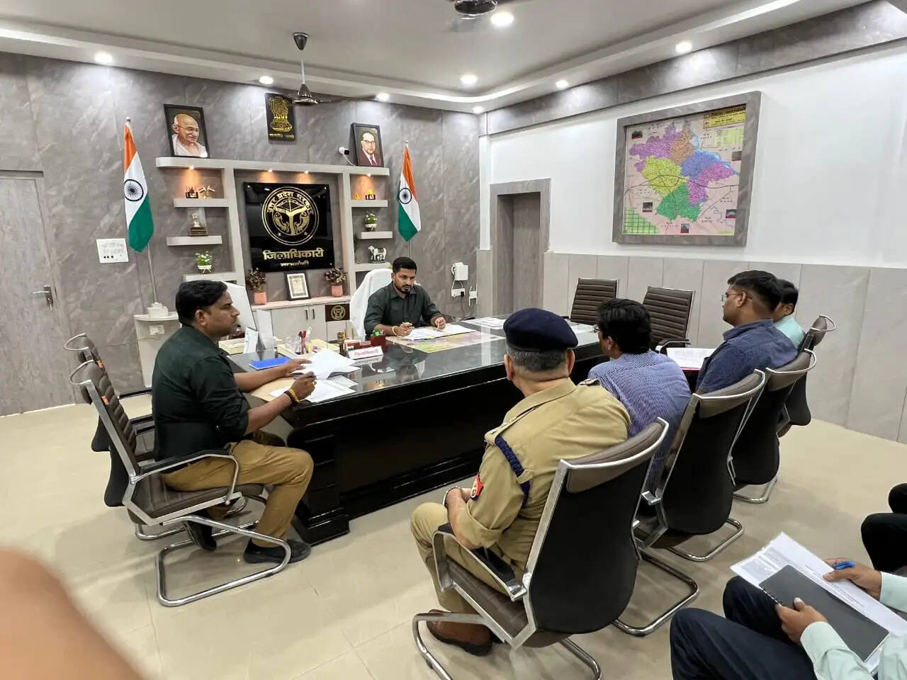 जिलाधिकारी ने की ‘निवेश मित्र पोर्टल’ की समीक्षा