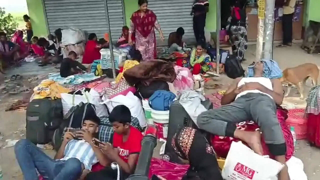 बंगाल में ‘होल्डिंग सेंटर’ निर्देश के बाद घुसपैठियों में हड़कंप, लौटने के लिए बॉर्डर पर उमड़ी भीड़