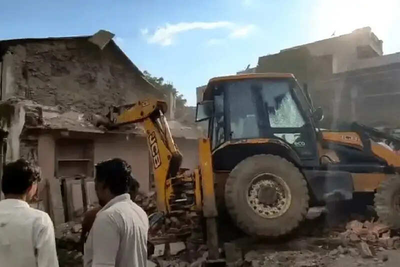 (अपडेट) इंदौर में जर्जर मकान तोड़ते समय गिरी दीवार, मलबे में दबने से चार महिलाओं की मौत