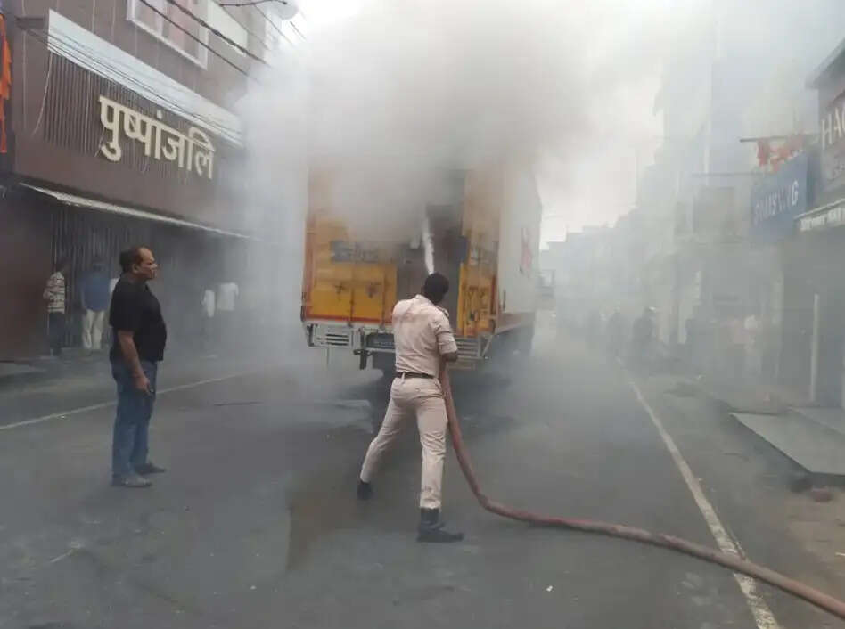 सौदागरपट्टी रोड पर सामान ले जा रहे कंटेनर में लगी आग, मची अफरा-तफरी