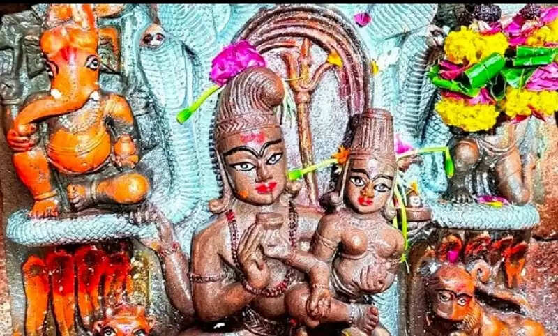 उज्जैनः रात 12 बजे खुले नागचंद्रेश्वर मंदिर के पट, दर्शन के लिए लगी लम्बी कतार