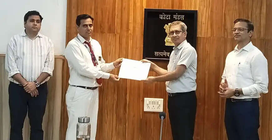 असामान्य घटना टालने वाले आठ रेलकर्मियाें&nbsp;को डीआरएम ने&nbsp;किया सम्मानित