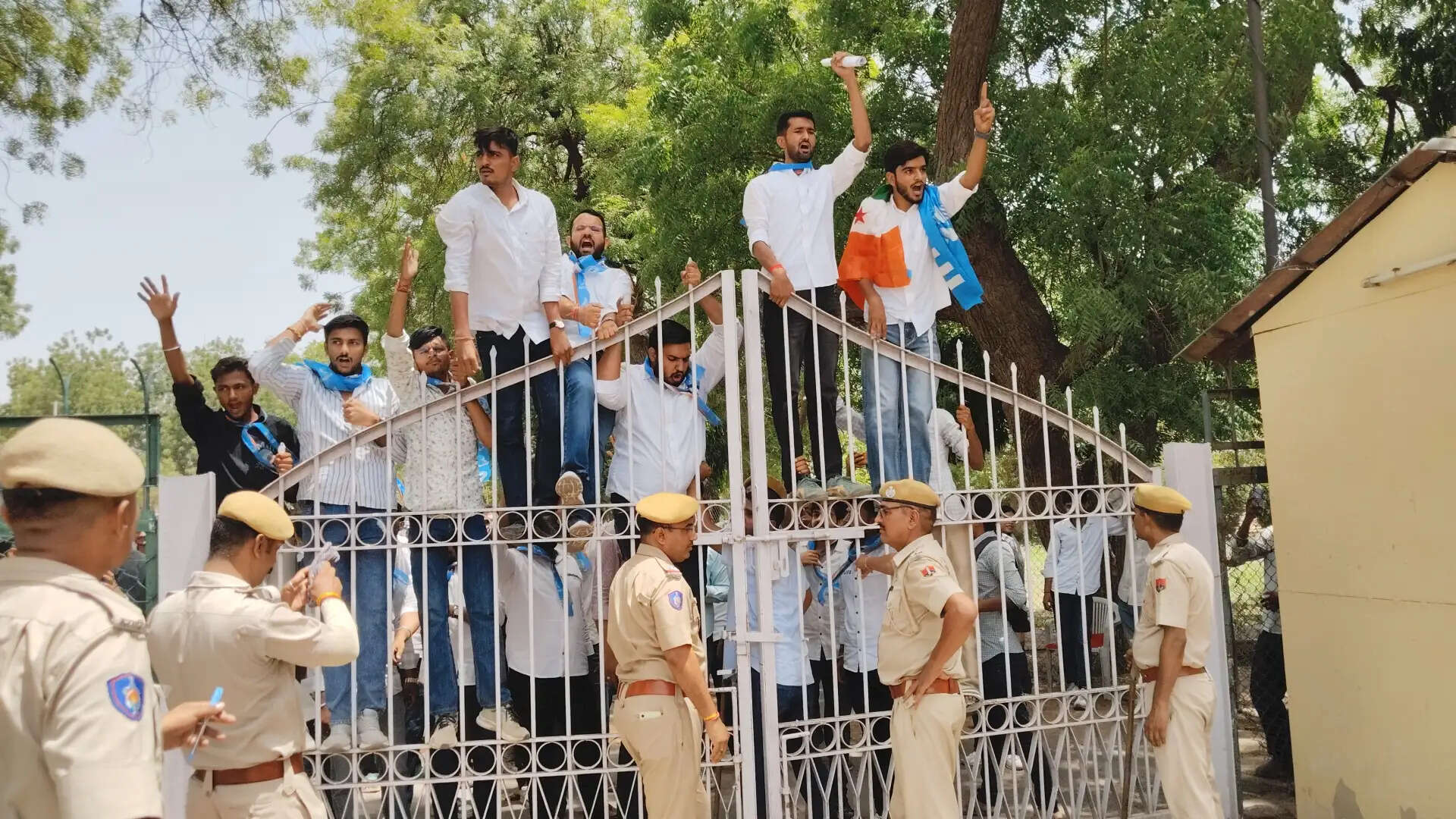 छात्र हितों की मांगों को लेकर एनएसयूआई का जेएनवीयू में उग्र प्रदर्शन