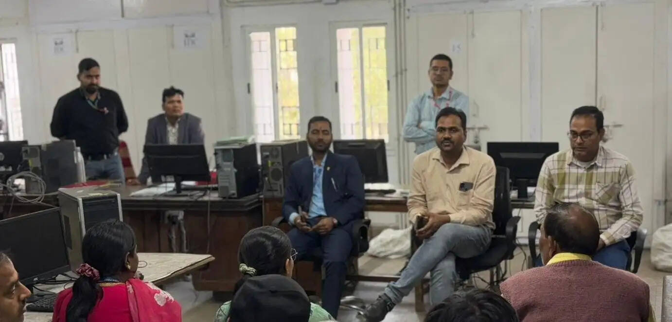 डाक अधीक्षक ने की प्रधान डाकघर, रामगढ़ के डाक कर्मियों के साथ बैठक