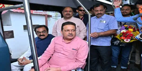 जबलपुर में सड़क पर दौड़ीं आधुनिक एसी इलेक्ट्रिक बसें, मंत्री राकेश सिंह, महापौर व निगमायुक्त ने की पहली सवारी
