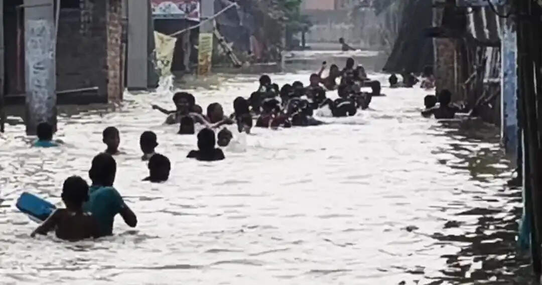 शहरी इलाकों में घुसा बाढ़ का पानी, छतों पर रहने को मजबूर हुए लोग