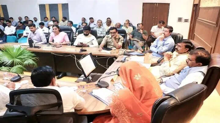 निर्माण कार्यों में गुणवत्ता और समय सीमा का विशेष ध्यान रखें: राज्यमंत्री लोधी