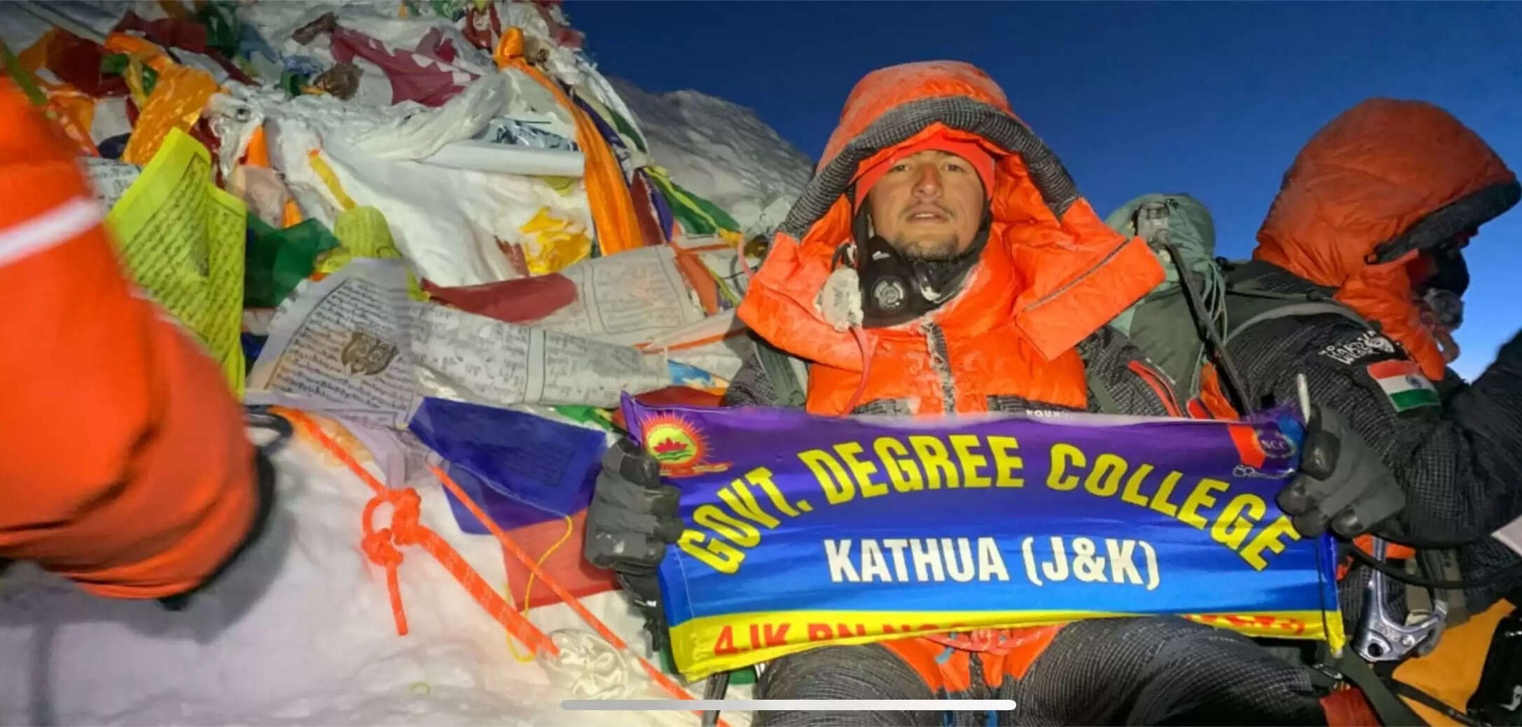 कैडेट मोहित ने माउंट एवरेस्ट पर राष्ट्रीय ध्वज फहराया