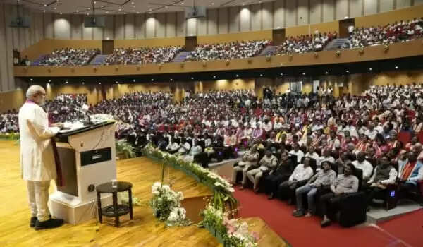 पुदुचेरी में उपराष्ट्रपति ने विद्यार्थियों को दी प्रौद्योगिकी का उपयोग उत्साह व नैतिक जागरूकता के साथ करने की सलाह