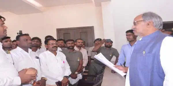 जंगल सफारी में&nbsp;बस संचालन निजीकरण के विरोध में कर्मचारियाें&nbsp;ने&nbsp;सांसद अग्रवाल&nbsp;को सौंपा ज्ञापन