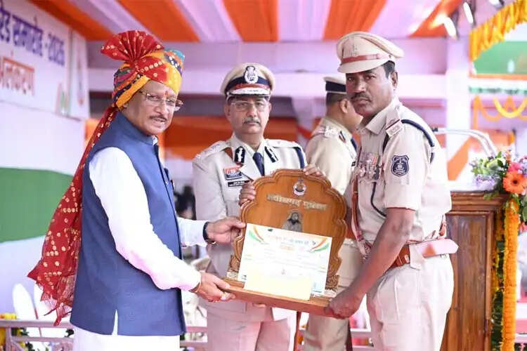 मुख्यमंत्री साय ने उत्कृष्ट सेवा के लिए पुलिस एवं नगर सेना के अधिकारी-कर्मचारियों को किया सम्मानित