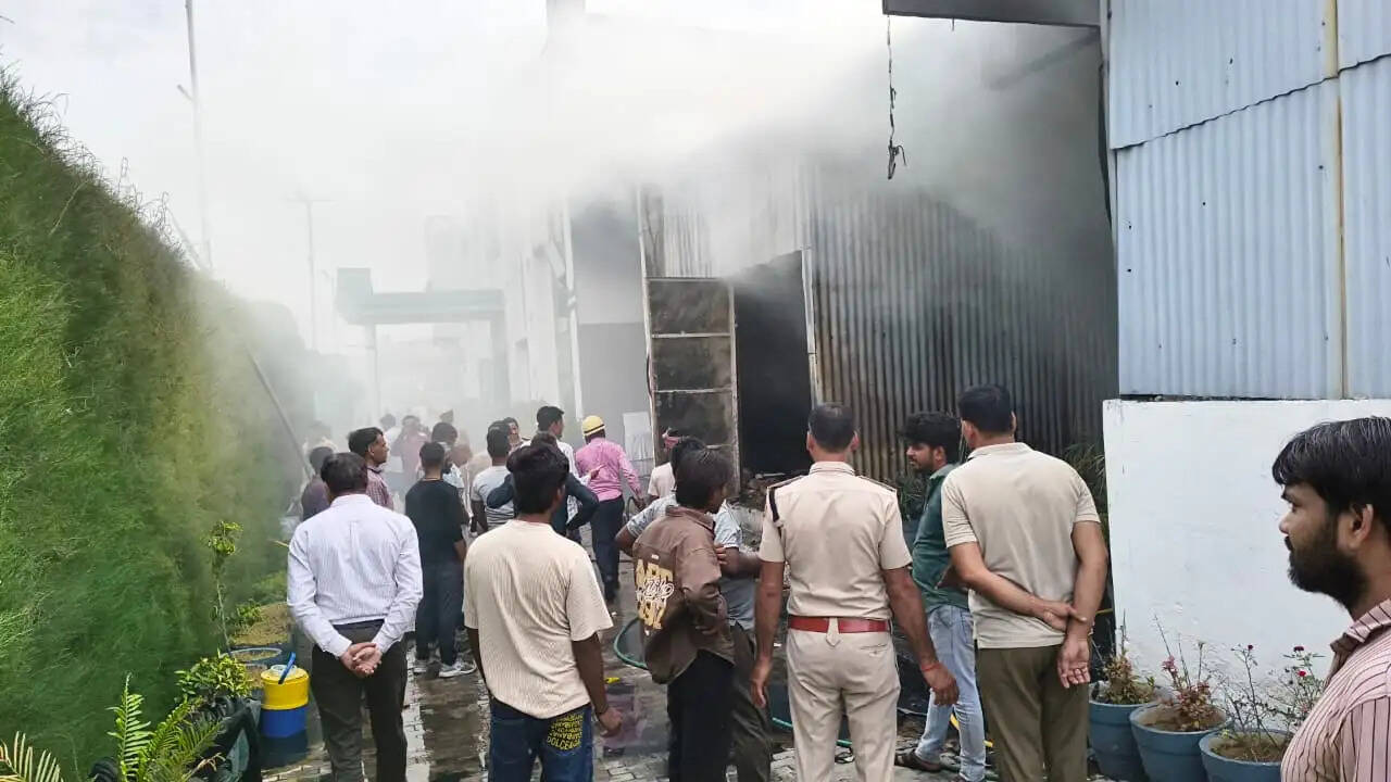 जींद : मैरिज पैलेस स्टोर में लगी आग, सामान जला