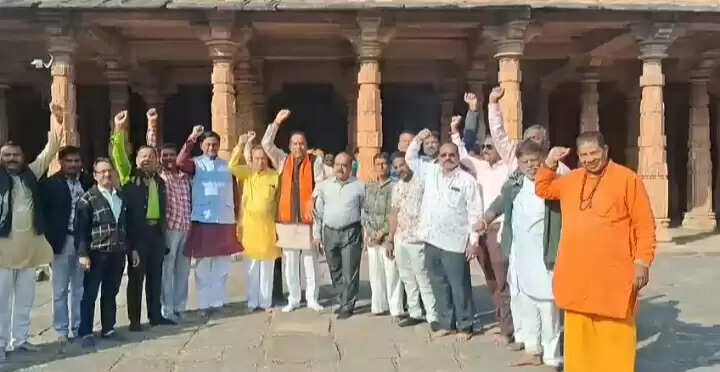 मप्र के भोजशाला में हिंदू समाज को मां वाग्देवी का तैल चित्र ले जाने से रोका, सत्याग्रह करने रहे लोगों में आक्रोश