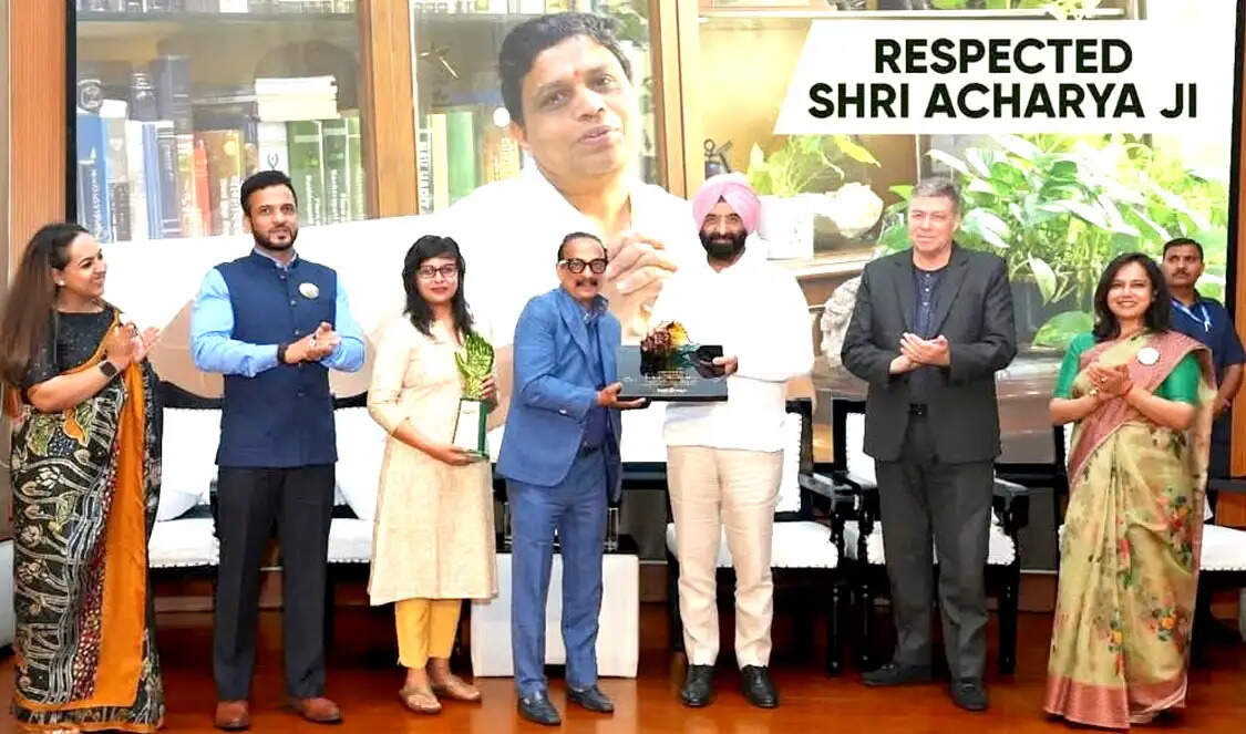 विश्व मंच पर आयुर्वेद की गूंज आचार्य बालकृष्ण को विश्व आयुर्वेद रत्न सम्मान