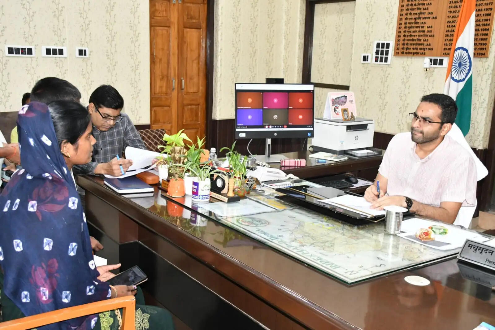 जनता दर्शन में दिखी जिलाधिकारी की संवेदनशीलता, छात्र का बढ़ाया उत्साह