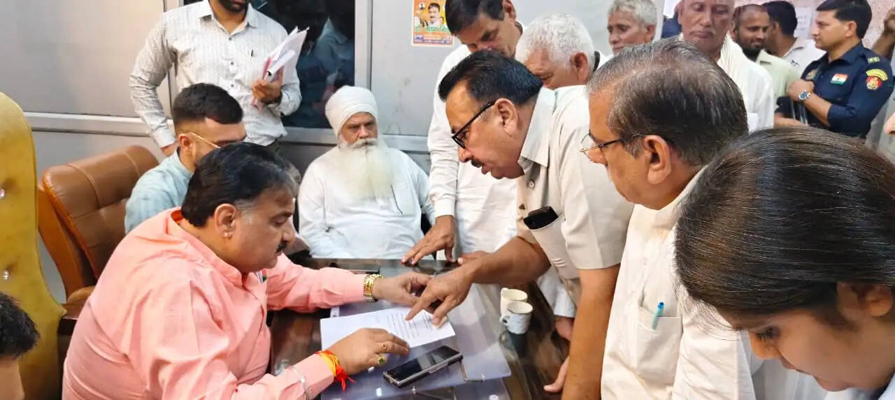 जींद : कंडम बिजली की तारें बदलने व अंडरग्राउंड केबलिंग पर हाेगा फोकस : डा. मिड्ढा