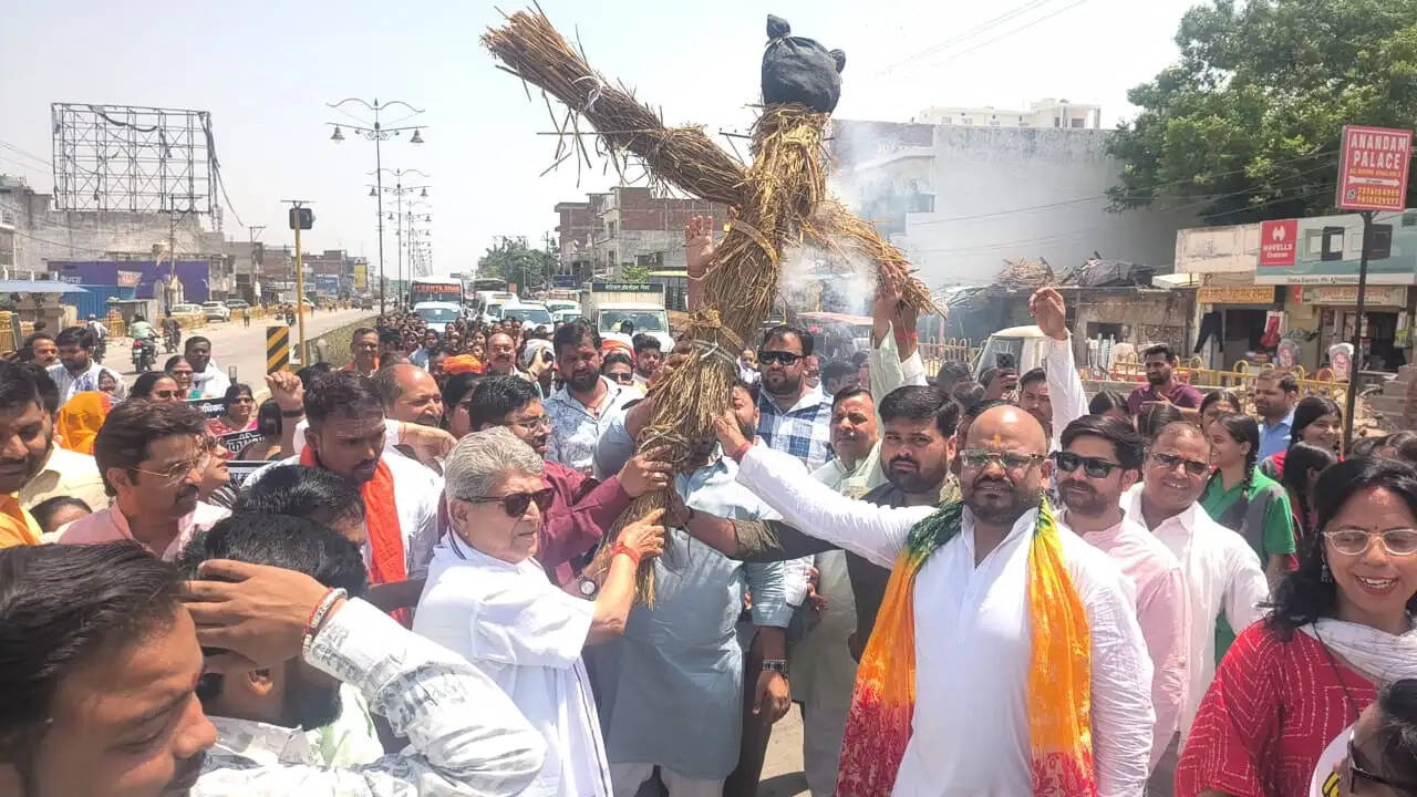 विपक्ष को महिला विरोधी बताते हुए भाजपा ने फूंका विपक्षी दलों का पुतला