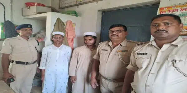 कुंडवा चैनपुर में रेलवे ट्रैक से खोले गए पेड्रौल क्लिप के साथ मदरसा के दो छात्र गिरफ्तार