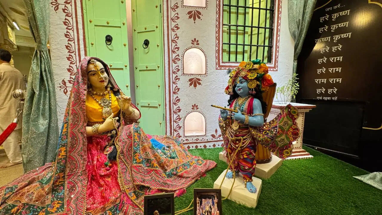 हजारों दीपों से जगमगाया गुप्त वृन्दावन धाम: कार्तिक मास का हुआ भव्य शुभारंभ