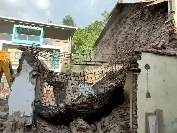 इंदौर&nbsp;में&nbsp;जर्जर मकान तोड़ते समय गिरी दीवार, मलबे में दबने से&nbsp;तीन महिलाओं की मौत, चार घायल