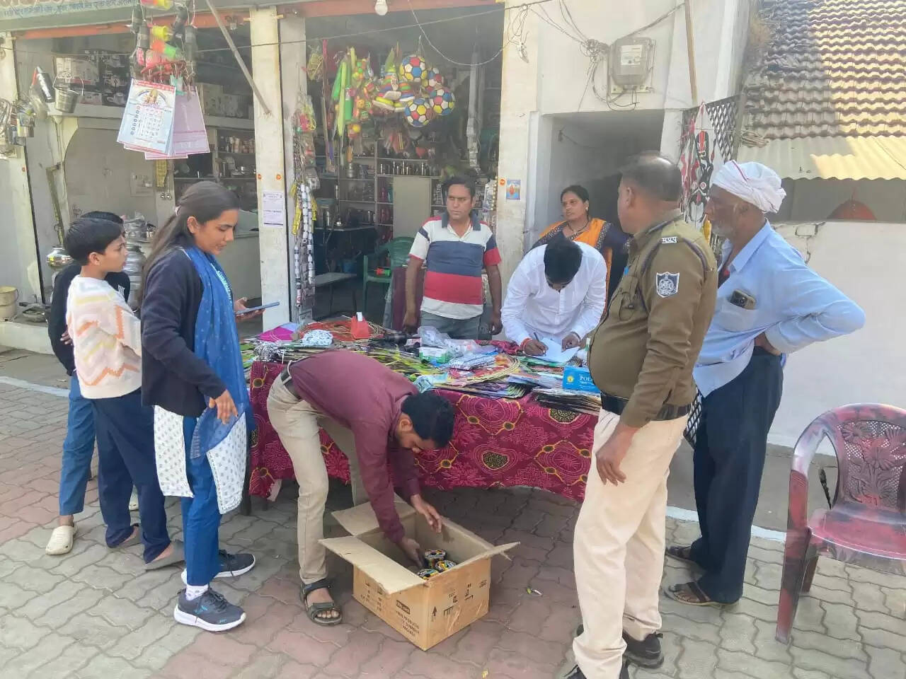 सिवनीः चाइनीज मांझा विक्रय पर प्रशासन सख्त, तीन दुकानों से 31 रोल जब्त