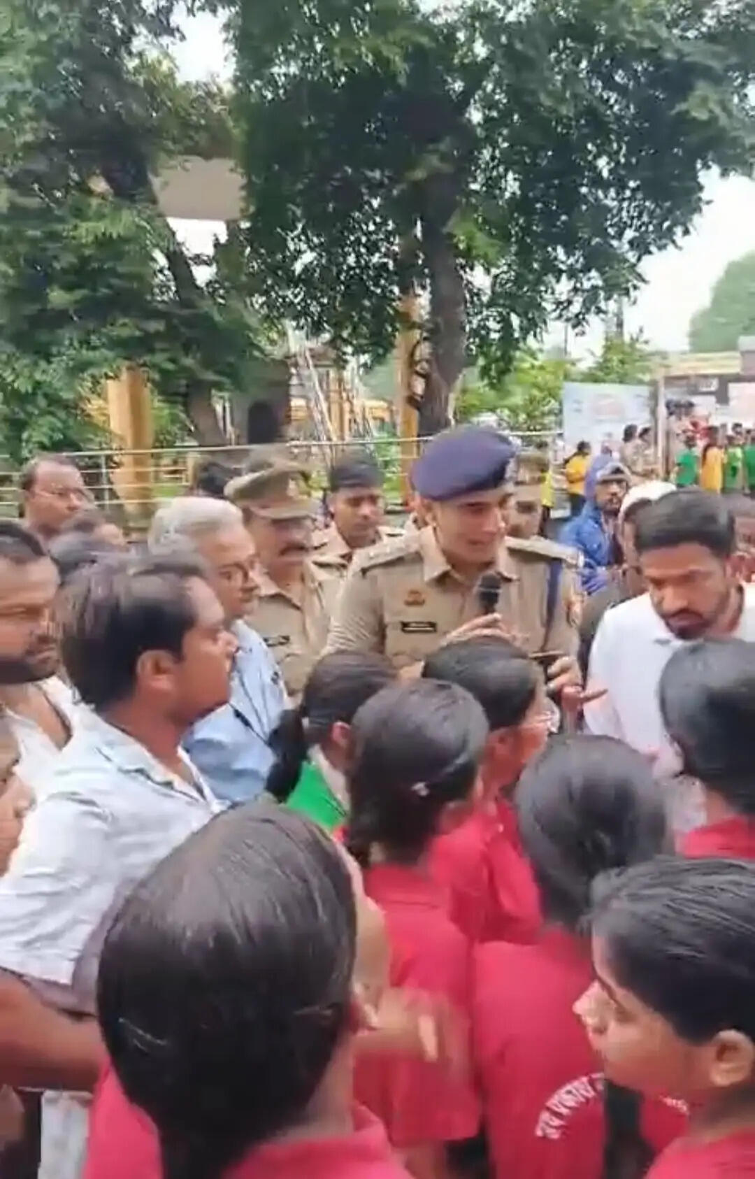 लखनऊ के बालागंज चौराहे पर स्कूली बच्चों का प्रदर्शन, दुबग्गा रोड पूरी तरह जाम