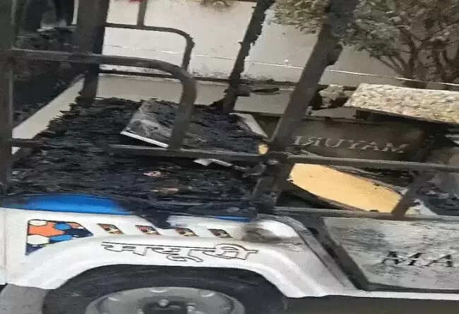 इंदौरः ई-रिक्शा की बैटरी फटने से लगी आग, अस्पताल जा रही मां-बेटी झुलसी